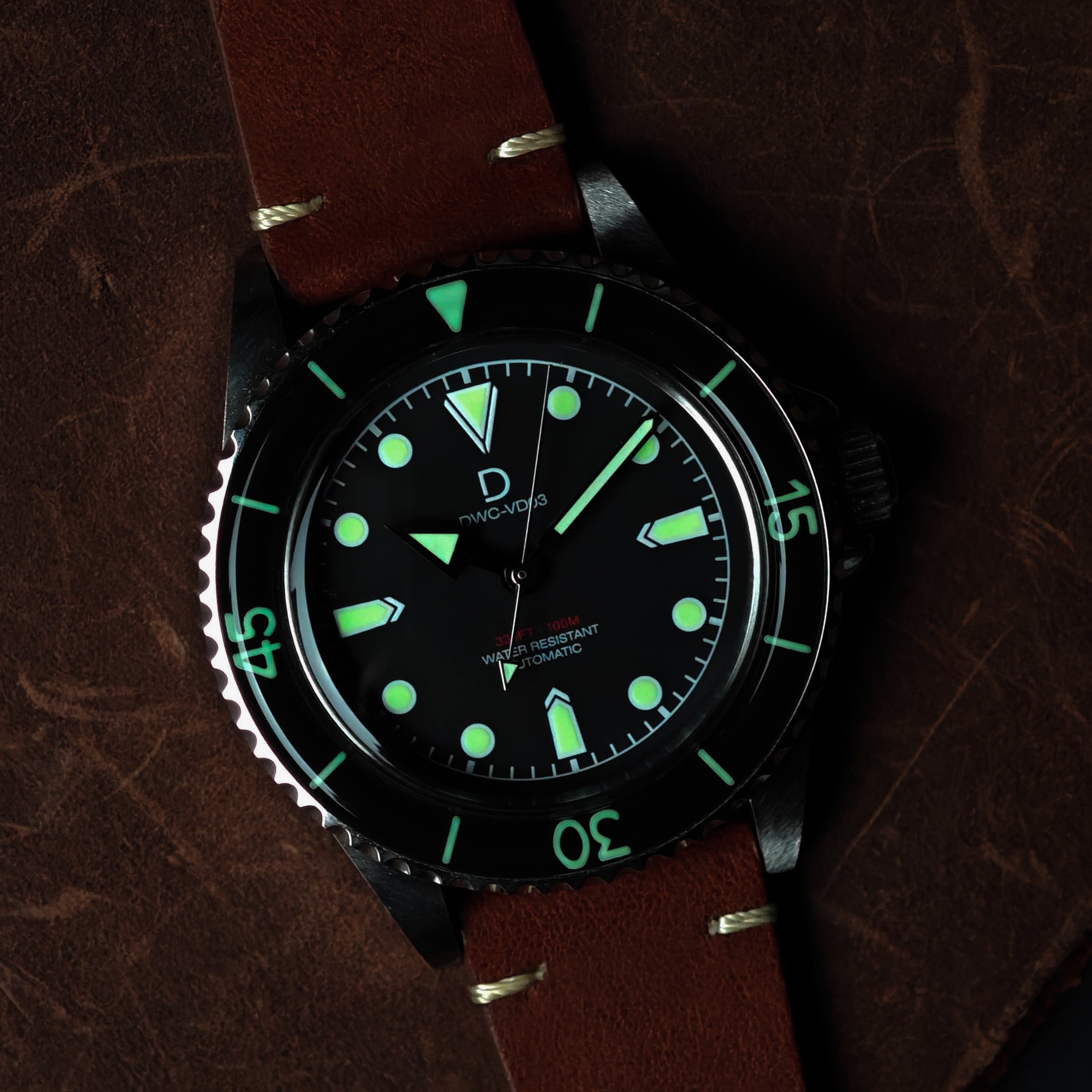 40mm ヴィンテージ ダイバーズウォッチ DIYキット | ブラック レトロドーム型アクリルベゼル | ヴィンテージレザーベルト ブラウン | 日本製 C3スーパールミ 夜光付き | TMI NH35/NH70A 自動巻きムーブメント