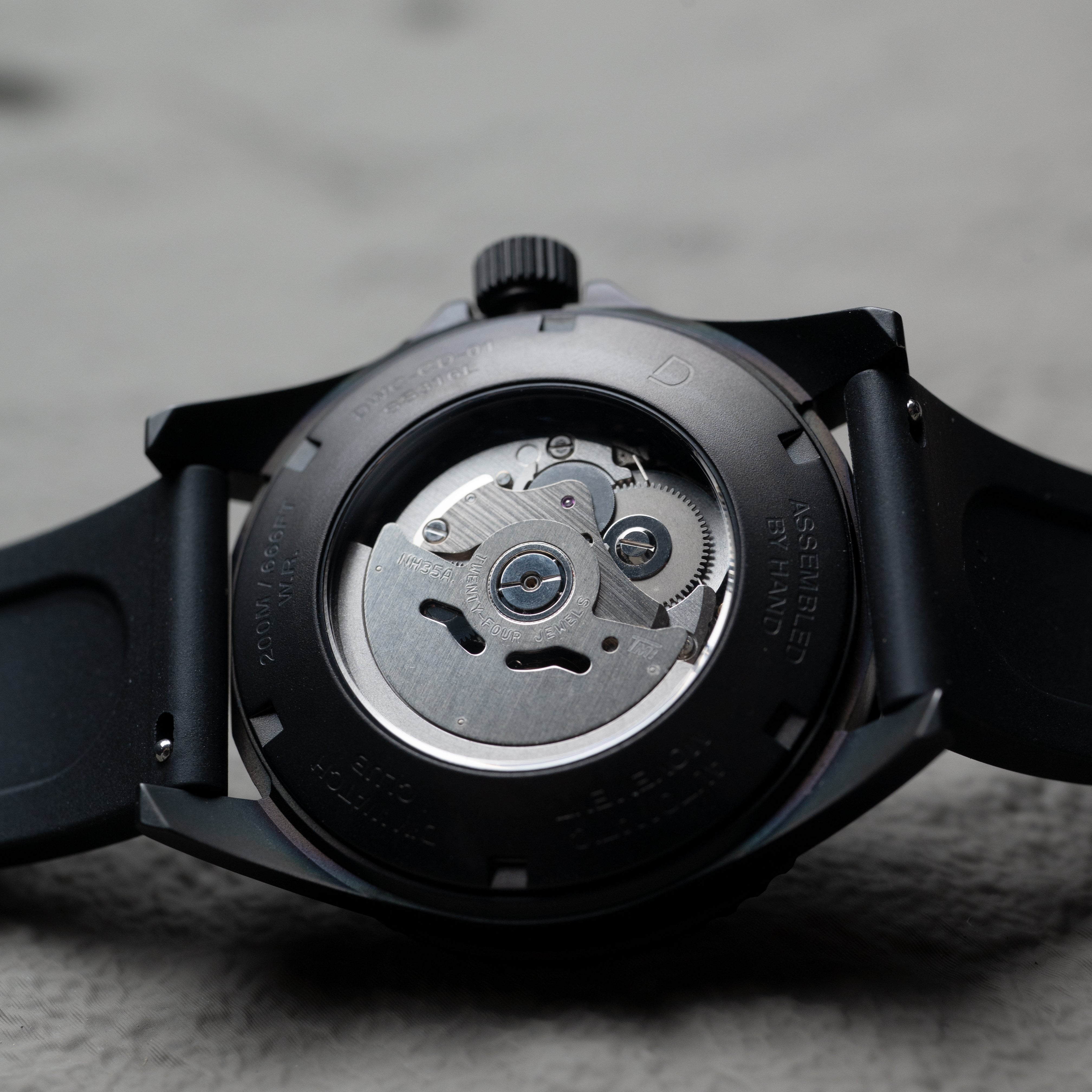 42mm オールブラック・ステルスビルド
ダイバーズウォッチ DIYキット(サンドイッチダイヤル仕様)日付表示 | FKMラバーベルト ブラック | ブラック夜光付き | TMI NH35 自動巻きムーブメント