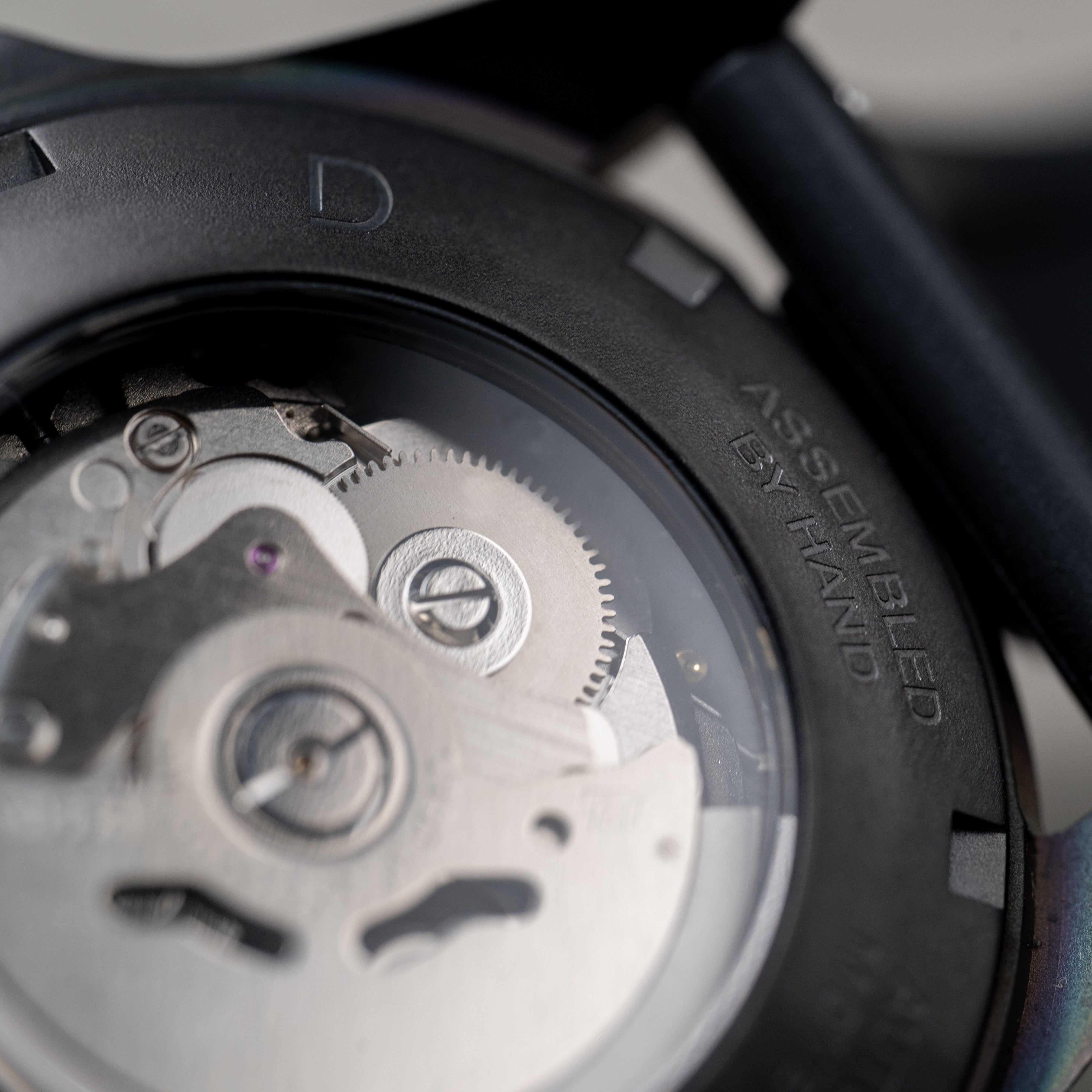 42mm オールブラック・ステルスビルド
ダイバーズウォッチ DIYキット(サンドイッチダイヤル仕様)日付表示 | FKMラバーベルト ブラック | ブラック夜光付き | TMI NH35 自動巻きムーブメント