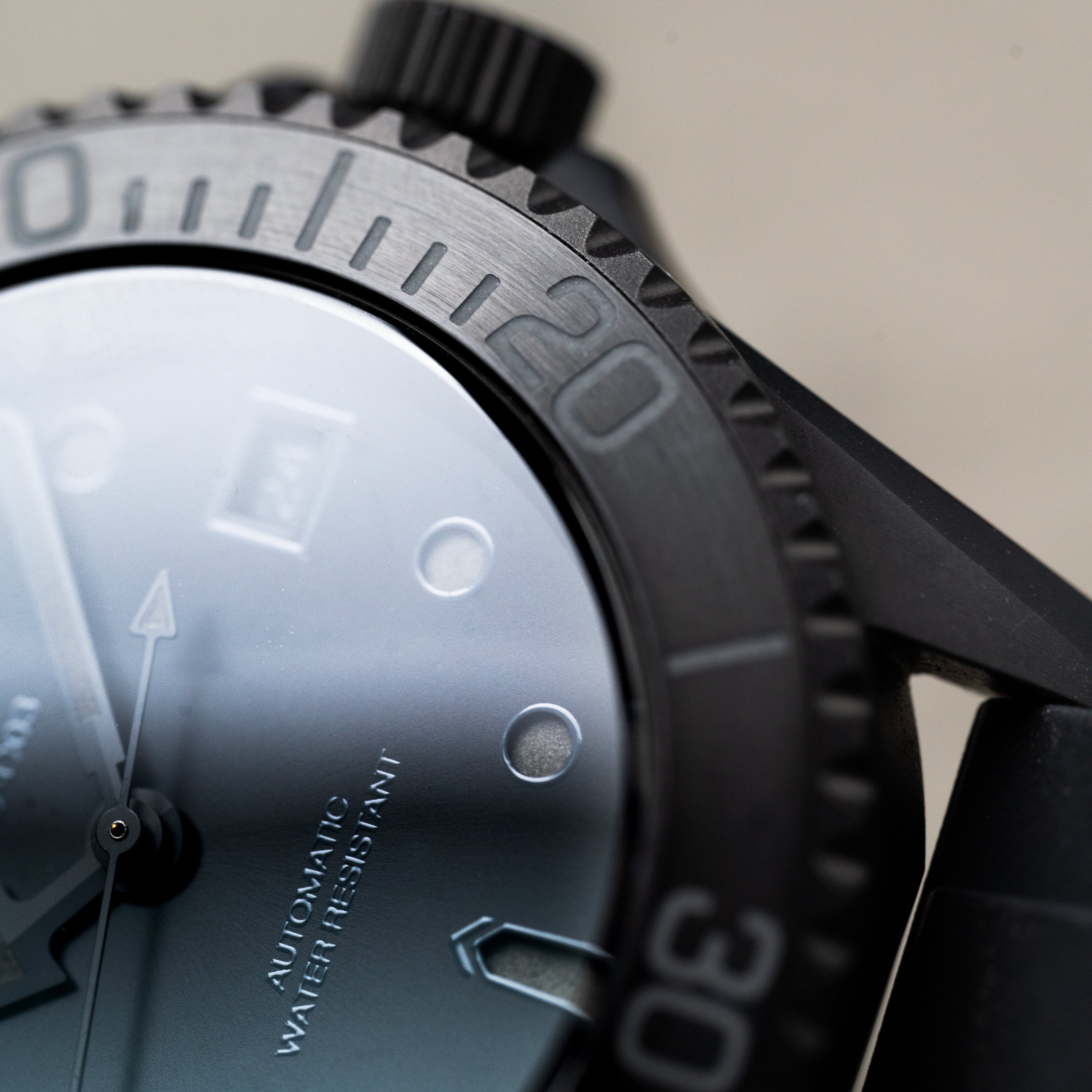 42mm オールブラック・ステルスビルド
ダイバーズウォッチ DIYキット(サンドイッチダイヤル仕様)日付表示 | FKMラバーベルト ブラック | ブラック夜光付き | TMI NH35 自動巻きムーブメント