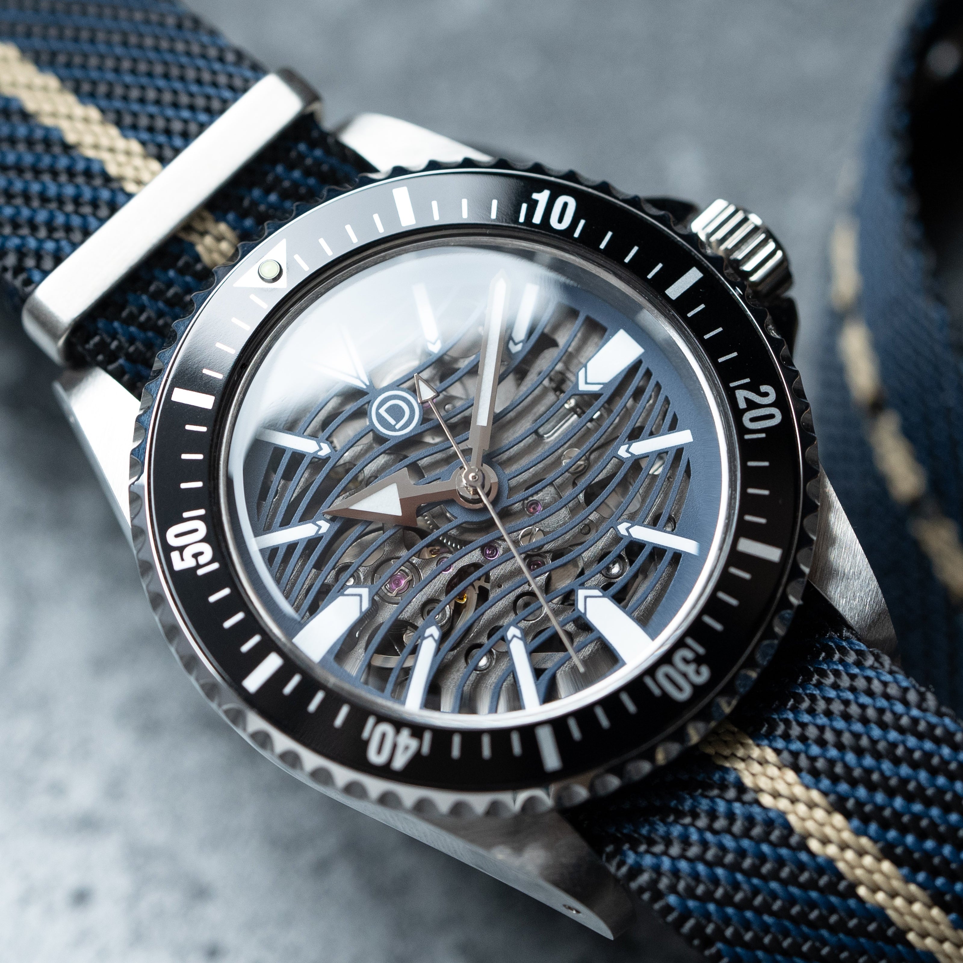 40mm ブルーウェーブ スケルトン ダイバーズウォッチ DIY腕時計組立キット | クラシックナイロンストラップ ブルー × カーキセンターライン | 日本製 BGW9スーパールミ 夜光付き | セイコー NH70A 自動巻きムーブメント