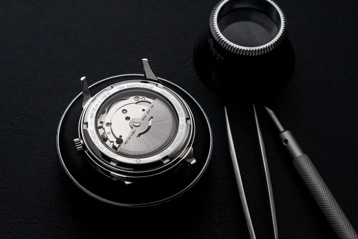 38.5mm モーゼル・ヴィンテージ ドレスウォッチ デイト付き シルバー DIYキット | サルトレザーベルト アンバー | Miyota 8215/8315 自動巻きムーブメント