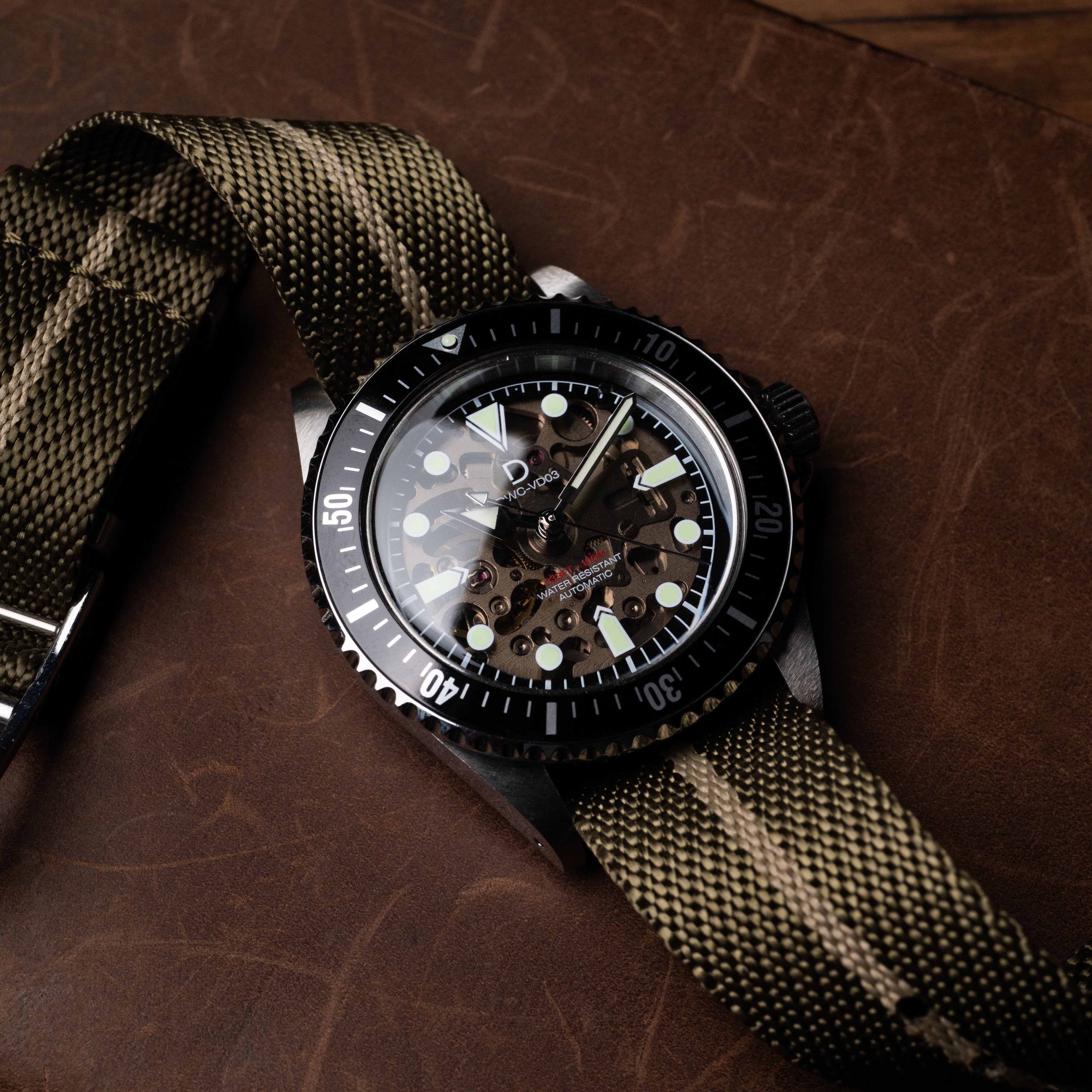 40mm ヴィンテージ クリスタルダイヤル ダイバーズウォッチ DIY腕時計組立キット | クラシックナイロンストラップ オリーブ × カーキセンターライン | 日本製 C3スーパールミ 夜光付き | セイコーNH70A 自動巻きムーブメント