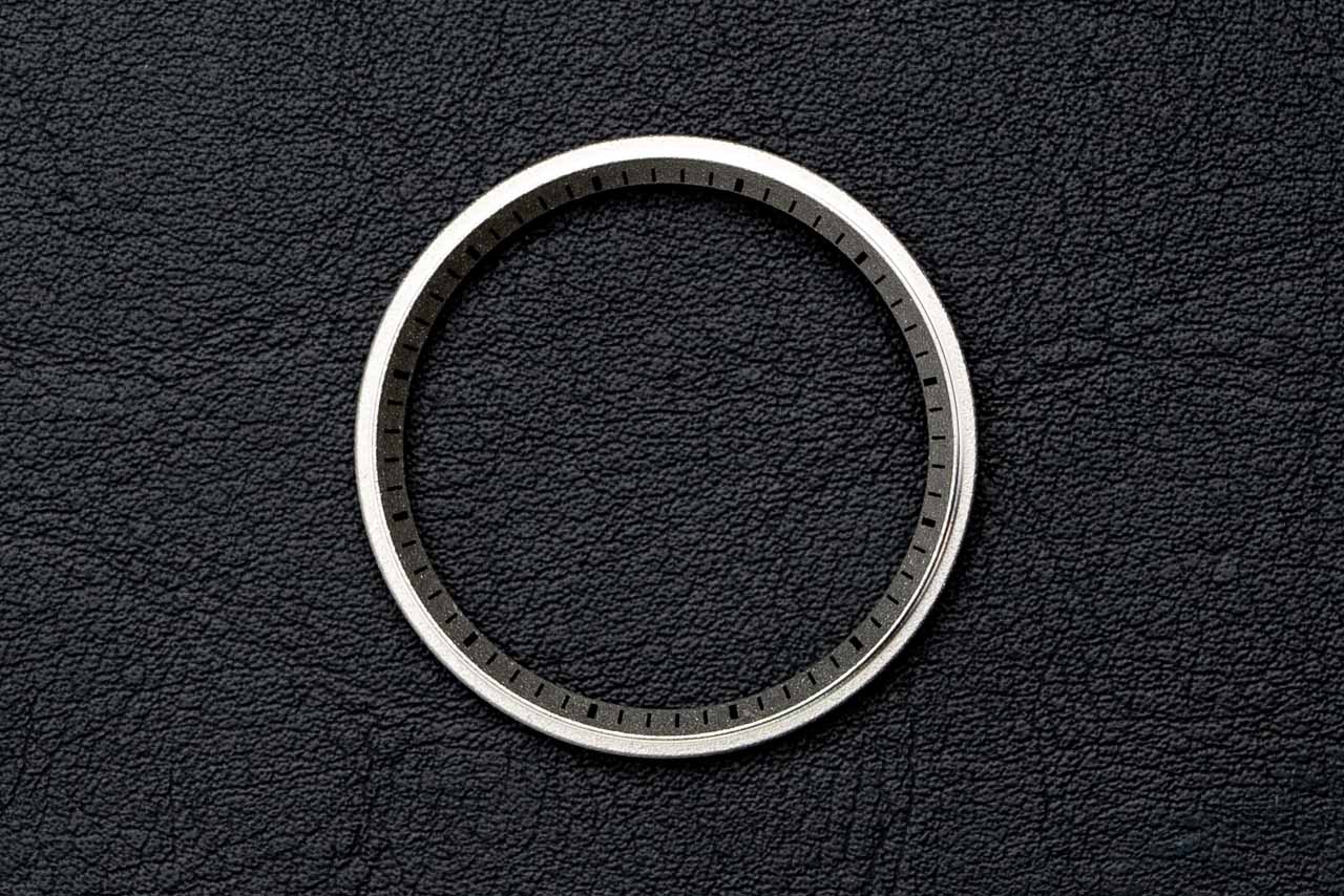 DWC ダイバーズ用チャプターリング サンドブラスト ガンシルバー／ブラック目盛り