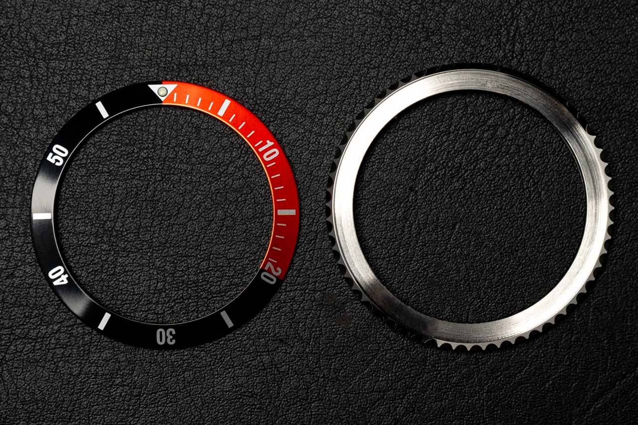 40mm ダイバーベゼルセット ブラック／レッド | 37.6mm アルミ製ベゼルインサート（ブラック／レッド）＋39mm クラシックベゼル