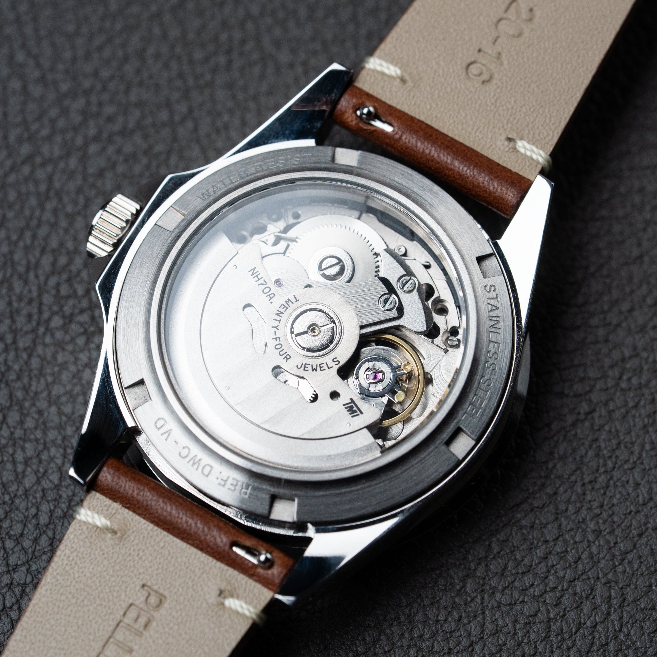 40mm ヴィンテージ ダイバーズウォッチ DIYキット | ブラック レトロドーム型アクリルベゼル | ヴィンテージレザーベルト ブラウン | 日本製 C3スーパールミ 夜光付き | TMI NH35/NH70A 自動巻きムーブメント